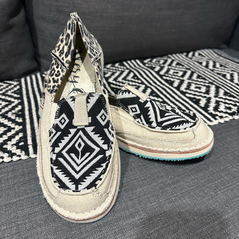 Very G slip ons